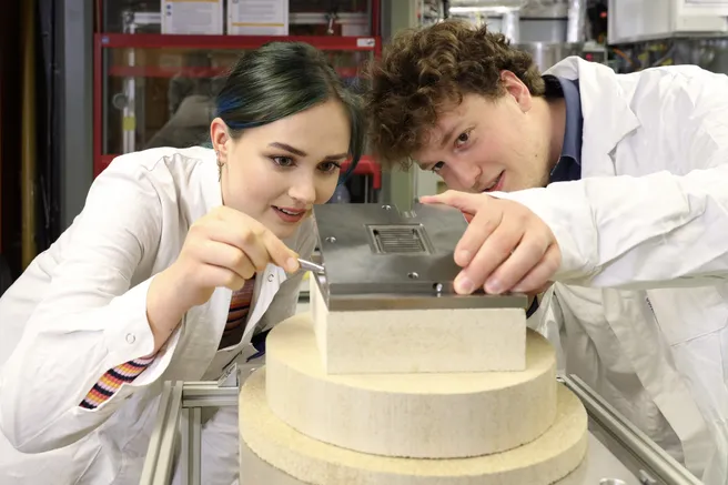 Bild: Tassilo Letzel / TUM Zwei Studierende arbeiten in einem Labor zusammen an einer Vorrichtung